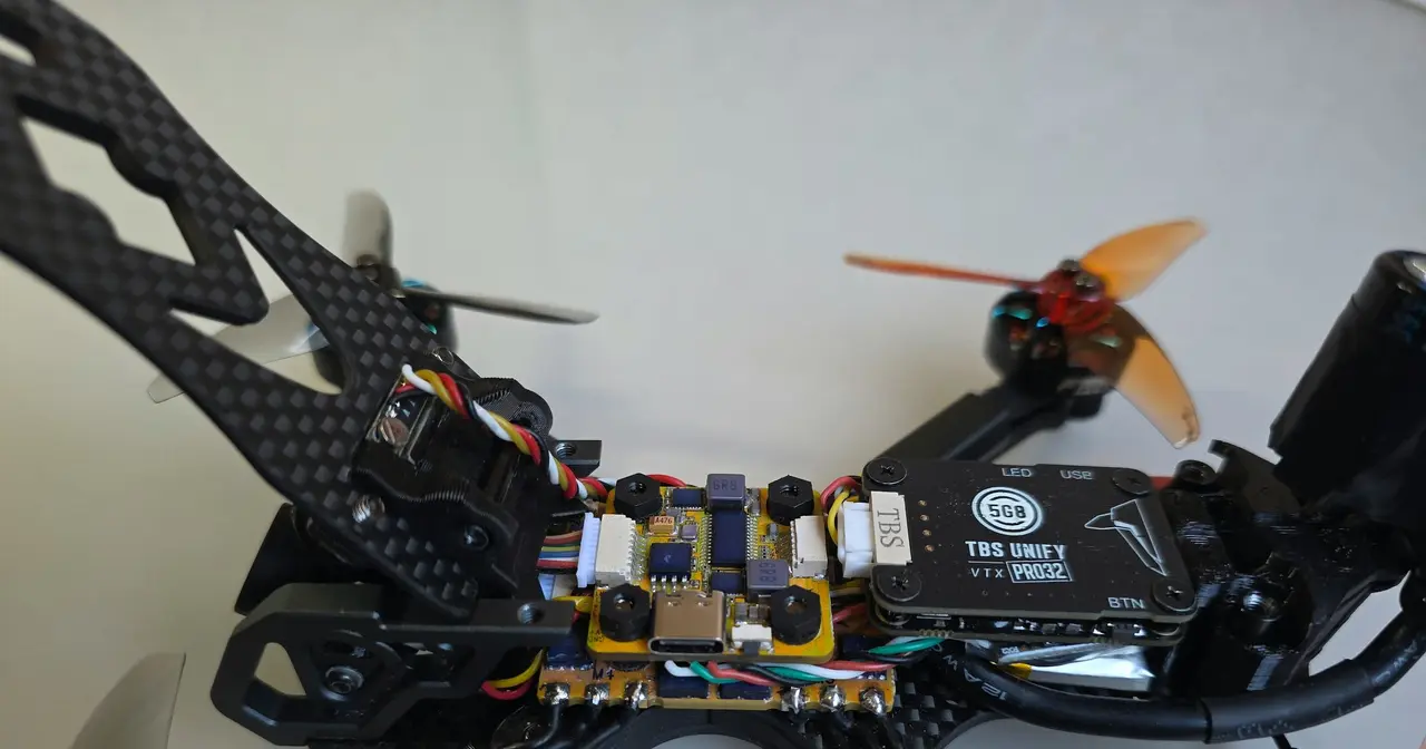 Полётный контроллер и регулятор в стеке на карбоновой раме FPV-дрона