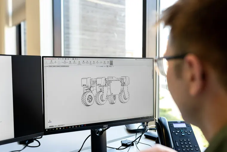 Деталь в CAD-программе на мониторе