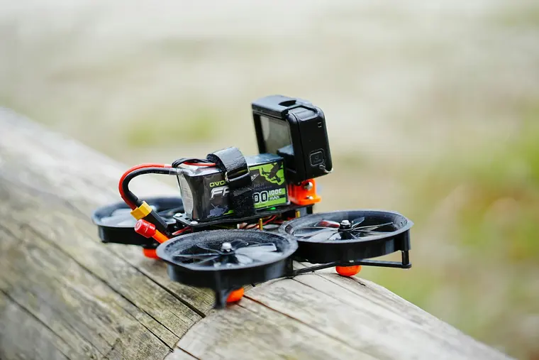 FPV-синевуп с экшн-камерой на бревне
