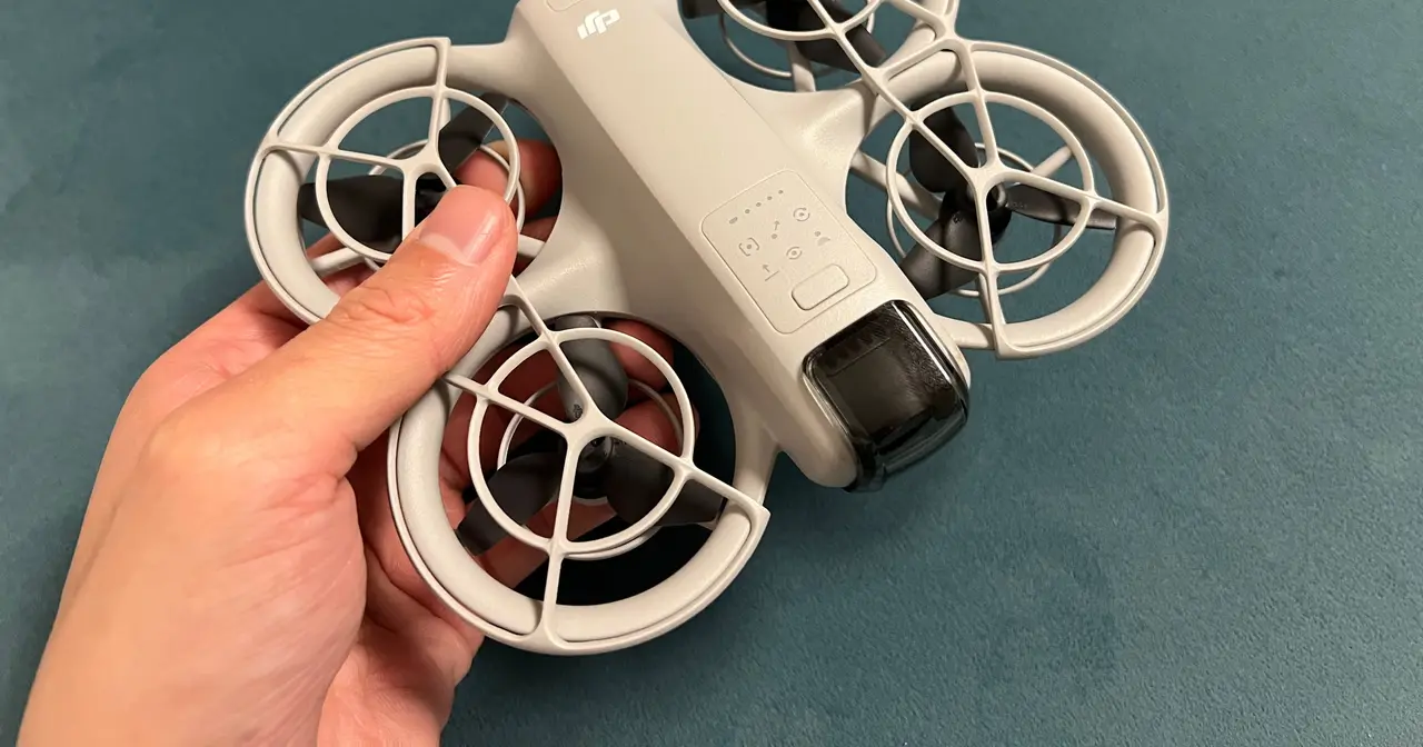 DJI Neo в руке: компактный дрон с защитой пропеллеров