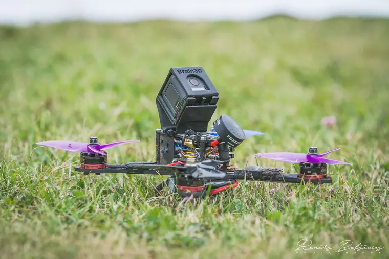 5-дюймовый FPV-дрон с экшн-камерой на траве