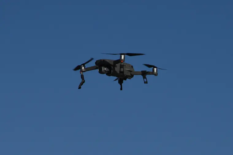 Дрон DJI Mavic 2 Pro в полёте
