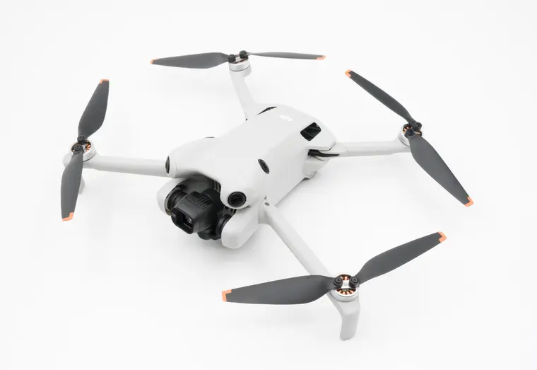 Квадрокоптер DJI Mini 4 Pro с разложенными лучами