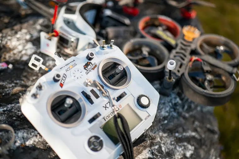 Пульт FrSky Taranis Q X7 рядом с синевупами